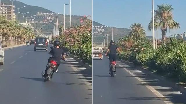 Alanya'da motosiklet üzerinde ayakta ilerleyen sürücünün tehlikeli yolculuğu kamerada