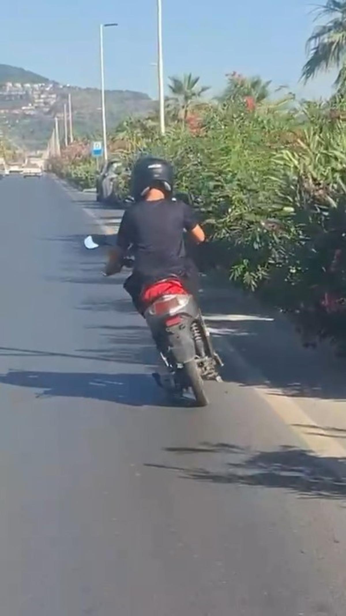 Alanya da motosiklet &uuml;zerinde ayakta ilerleyen s&uuml;r&uuml;c&uuml;n&uuml;n tehlikeli yolculuğu kamerada 1