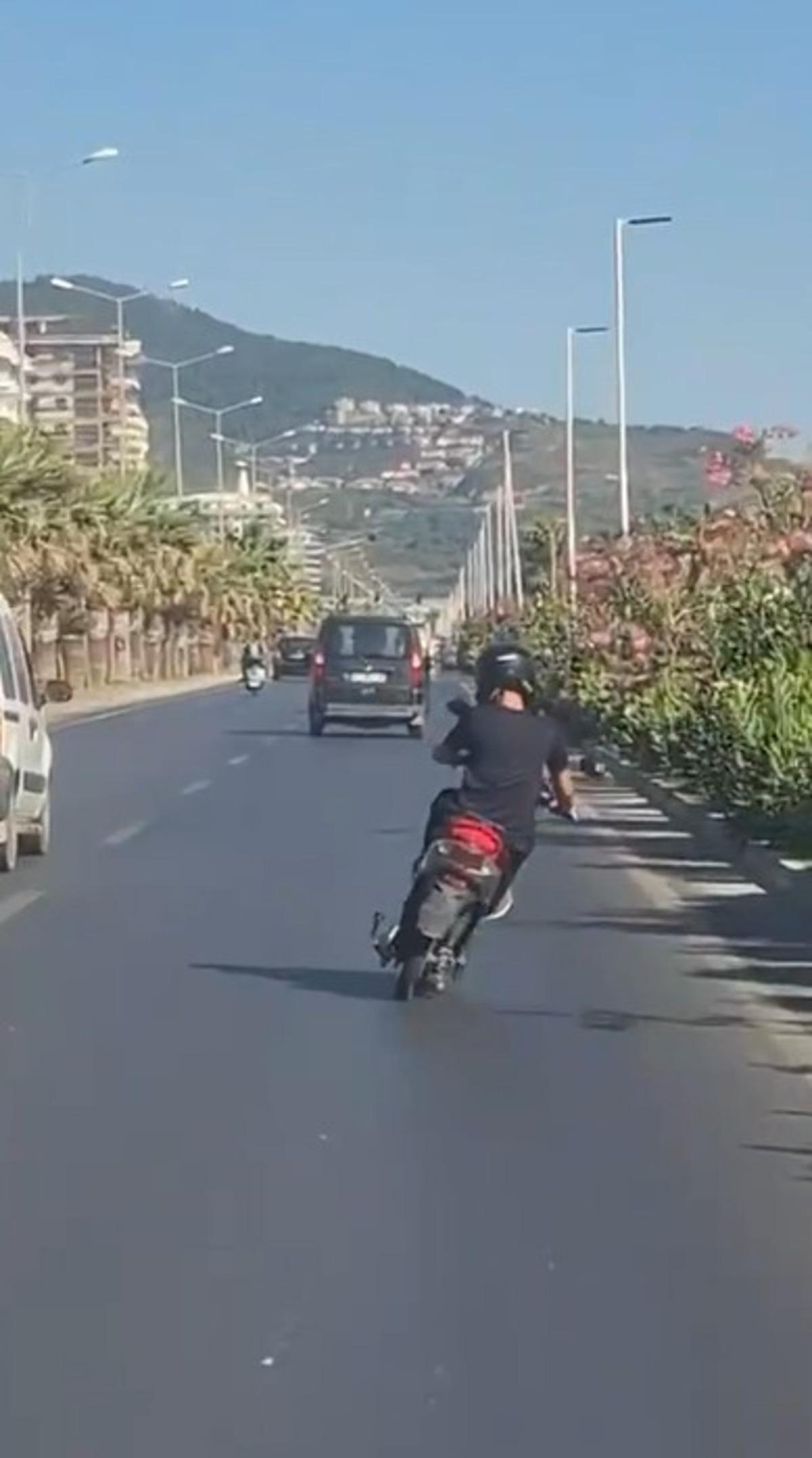 Alanya da motosiklet &uuml;zerinde ayakta ilerleyen s&uuml;r&uuml;c&uuml;n&uuml;n tehlikeli yolculuğu kamerada 2