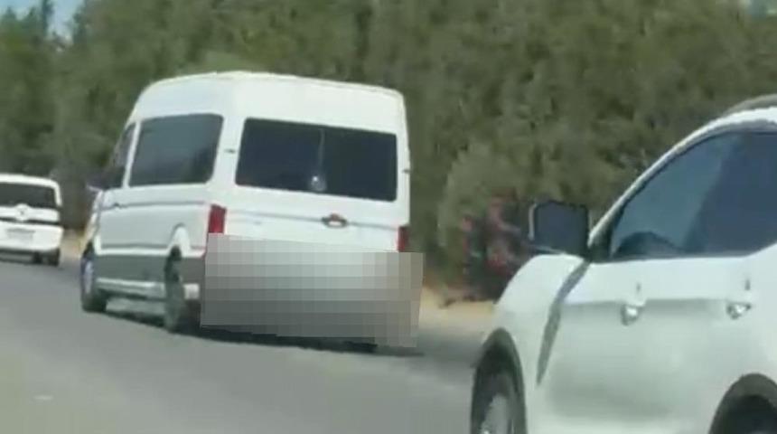 Trafiği tehlikeye d&uuml;ş&uuml;ren minib&uuml;s s&uuml;r&uuml;c&uuml;s&uuml; sanal devriyeye takıldı