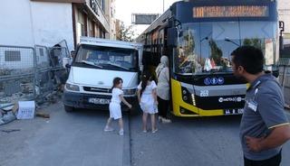 Kamyonet trafiği kilitledi, yol esnafın aracı itmesiyle a&ccedil;ıldı