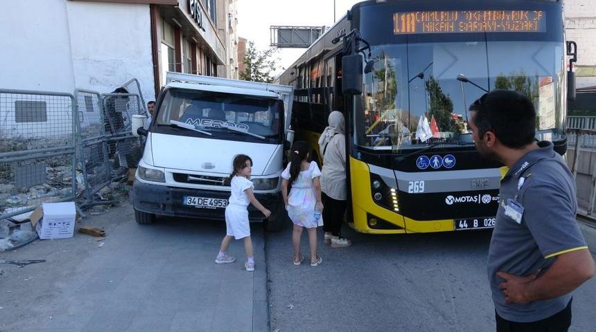 Kaldırıma park edilen kamyonet trafiği kilitledi, yol esnafın aracı itmesiyle a&ccedil;ıldı
