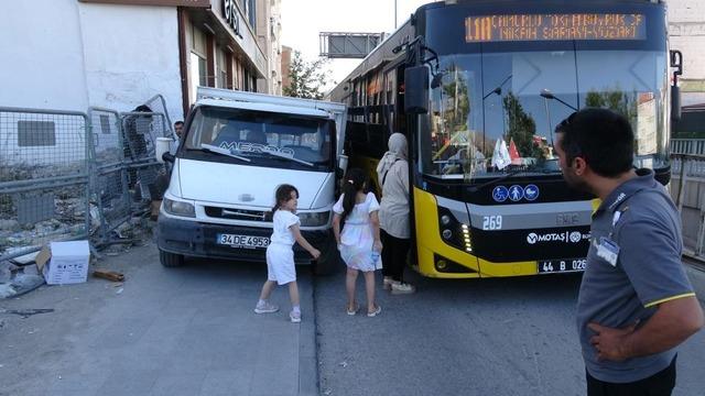 Kaldırıma park edilen kamyonet trafiği kilitledi, yol esnafın aracı itmesiyle açıldı