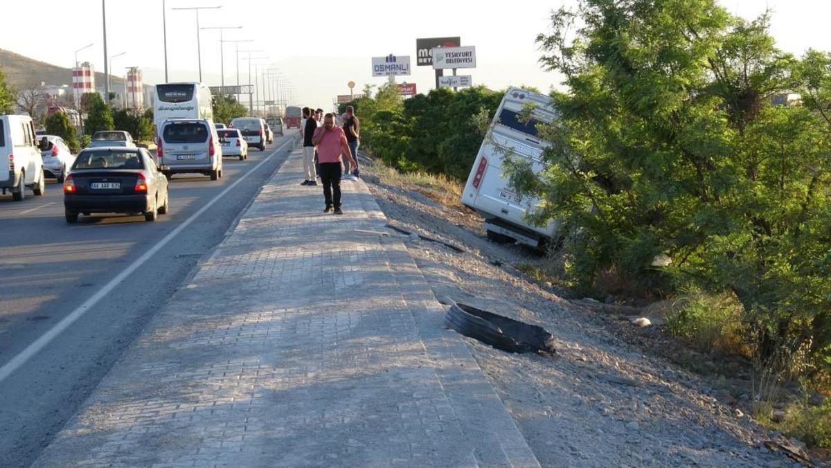 Lastiği patlayan servis aracı şarampole devrildi: 5 yaralı 1