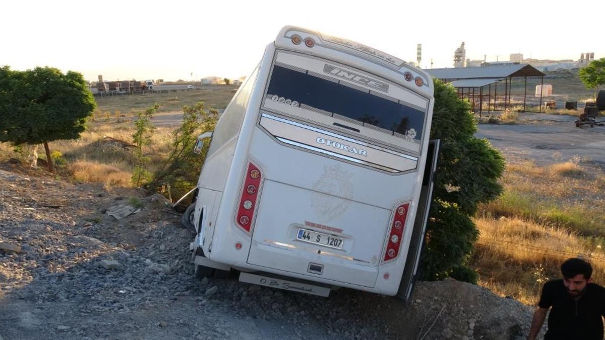 Lastiği patlayan servis aracı şarampole devrildi: 5 yaralı 2