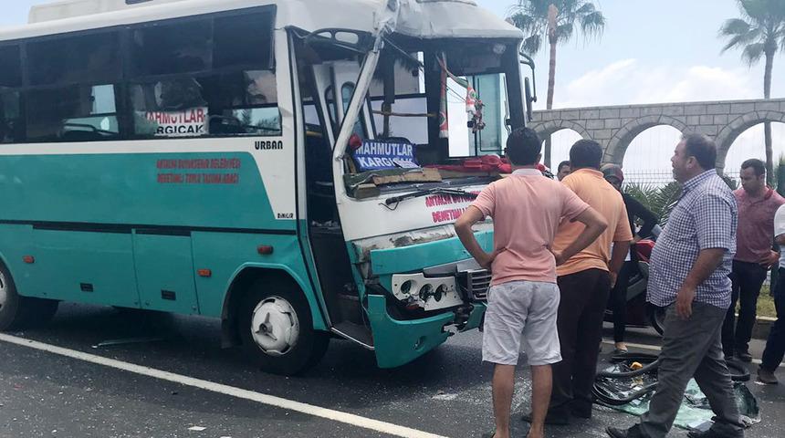 Yolcu midib&uuml;s&uuml;yle kamyon &ccedil;arpıştı: 14 yaralı