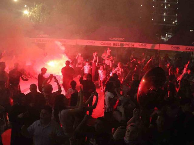 Samsunspor taraftarları, 61. kuruluş yıld&ouml;n&uuml;m&uuml;n&uuml; kutladı