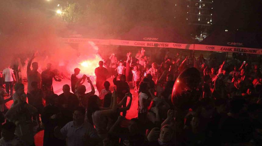 Samsunspor taraftarları, 61. kuruluş yıld&ouml;n&uuml;m&uuml;n&uuml; kutladı