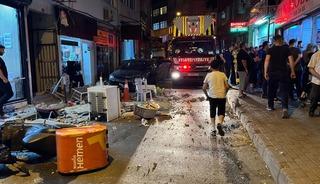 &Ccedil;atıdan d&uuml;şen par&ccedil;alardan 2 kişi son anda kurtuldu