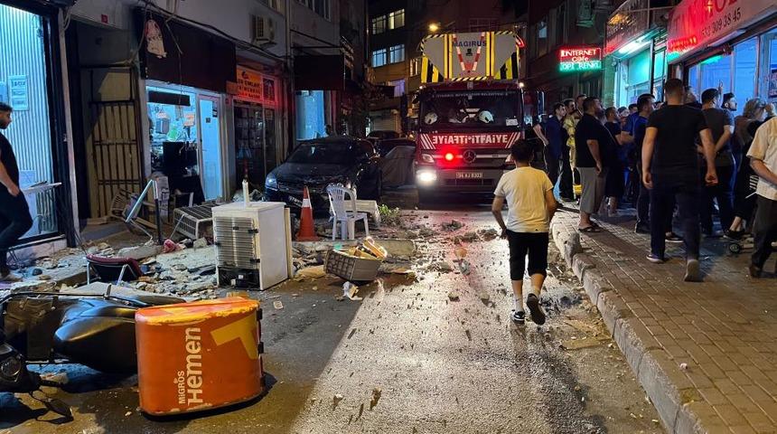 4 katlı binanın &ccedil;atısından d&uuml;şen par&ccedil;alardan 2 kişi son anda kurtuldu