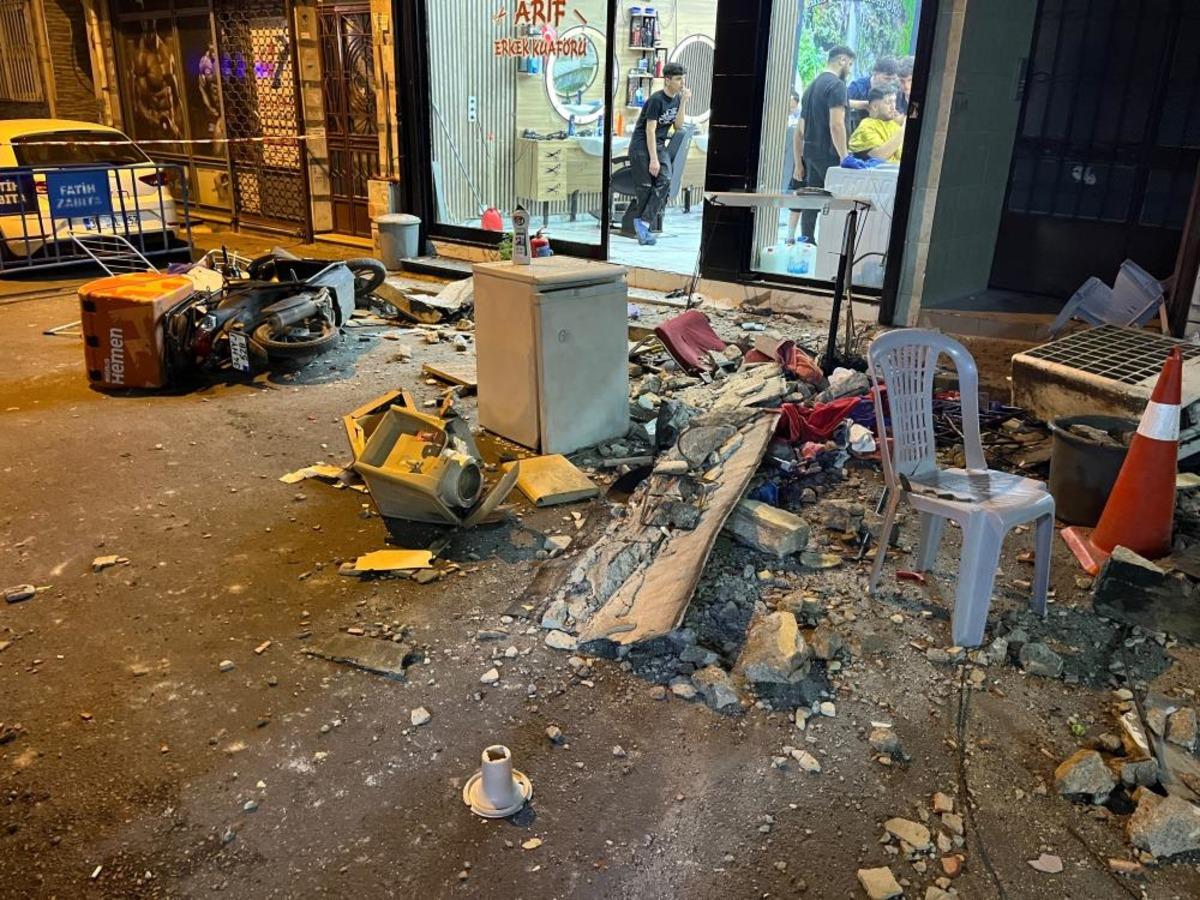 4 katlı binanın &ccedil;atısından d&uuml;şen par&ccedil;alardan 2 kişi son anda kurtuldu 1