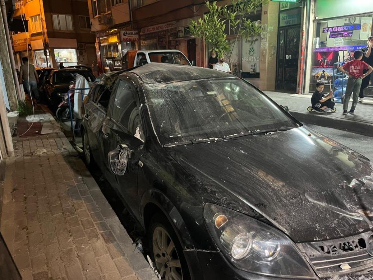 4 katlı binanın &ccedil;atısından d&uuml;şen par&ccedil;alardan 2 kişi son anda kurtuldu 3