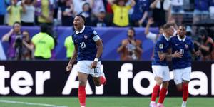 Fransa'da Mbappe'den g&ouml;vde g&ouml;sterisi! İsve&ccedil;'i 3 golle ge&ccedil;ti
