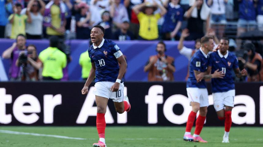 Fransa'da Mbappe'den g&ouml;vde g&ouml;sterisi! İsve&ccedil;'i 3 golle ge&ccedil;ti