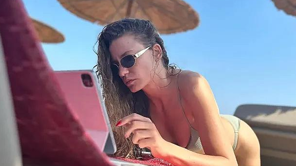 Tatile çıktı! Sere serpe uzanıp poz verdi