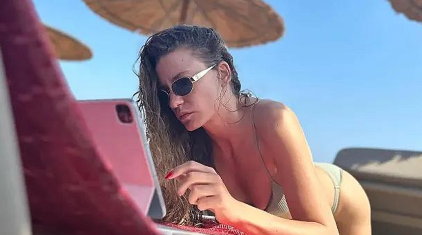 Serenay Sarıkaya annesiyle tatile &ccedil;ıktı! Pozlar gecikmedi