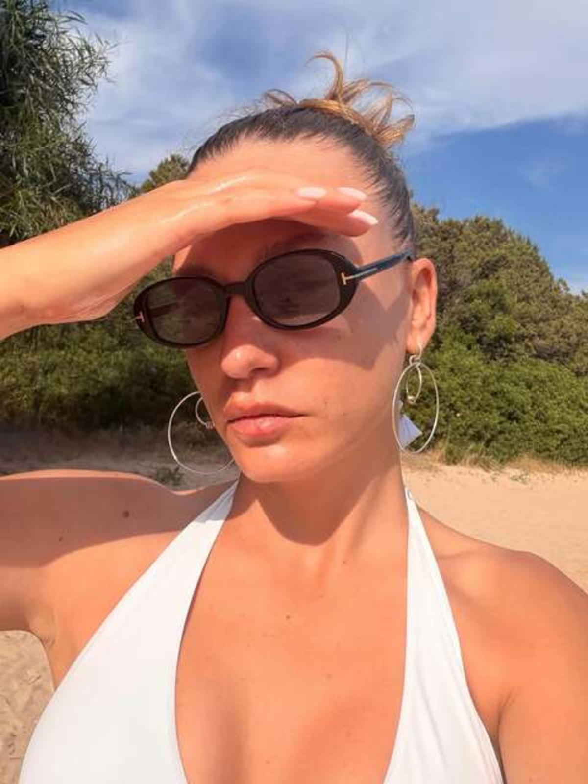 Serenay Sarıkaya annesiyle tatile çıktı! Pozlar gecikmedi 5