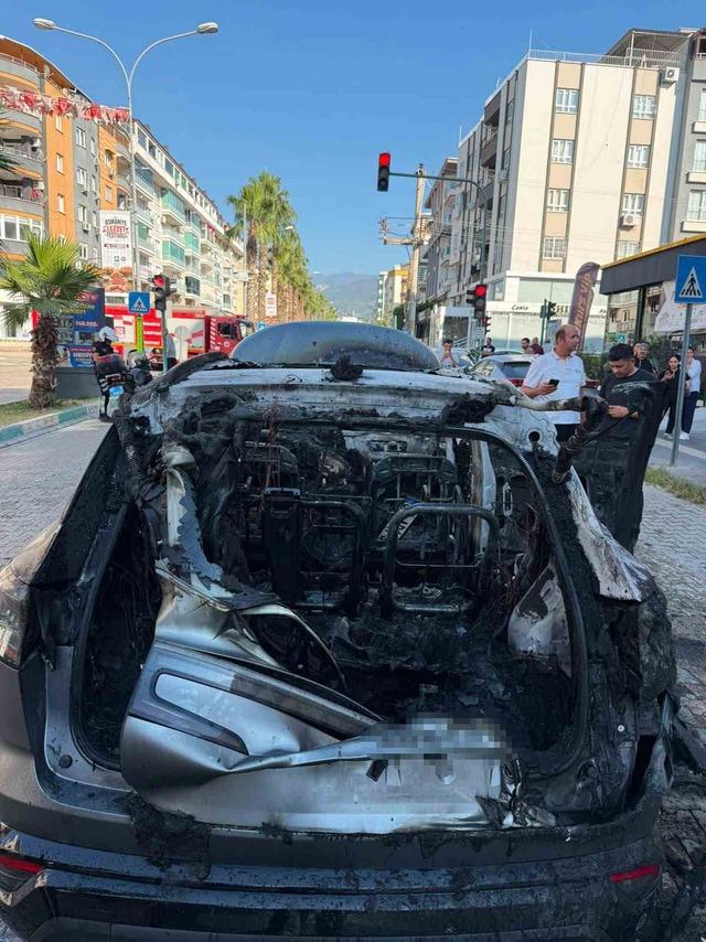 Osmaniye’de seyir halindeki otomobil yandı 3
