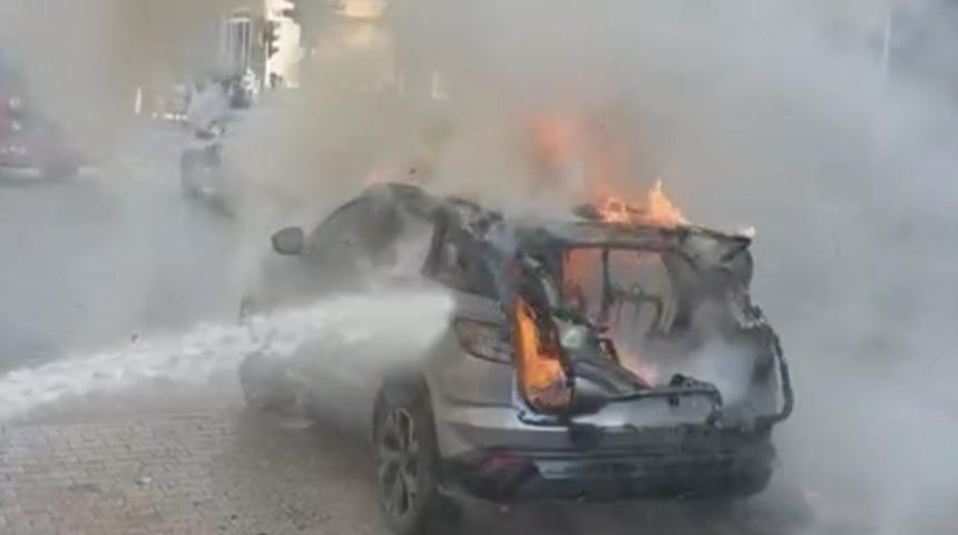 Osmaniye&rsquo;de seyir halindeki otomobil yandı