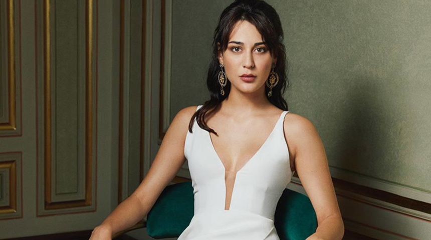 Merve &Ccedil;ağıran &uuml;sts&uuml;z pozlarıyla adından s&ouml;z ettirdi