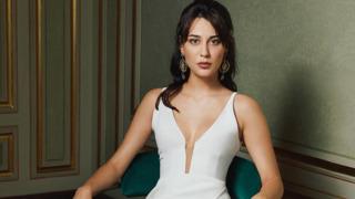 Merve Çağıran üstsüz pozlarıyla adından söz ettirdi