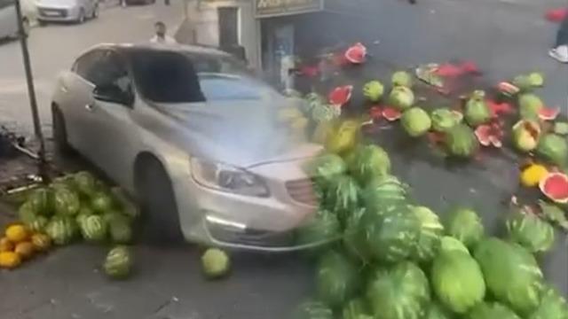 Lüks aracıyla pazara daldı: Tezgahı darmadağın etti