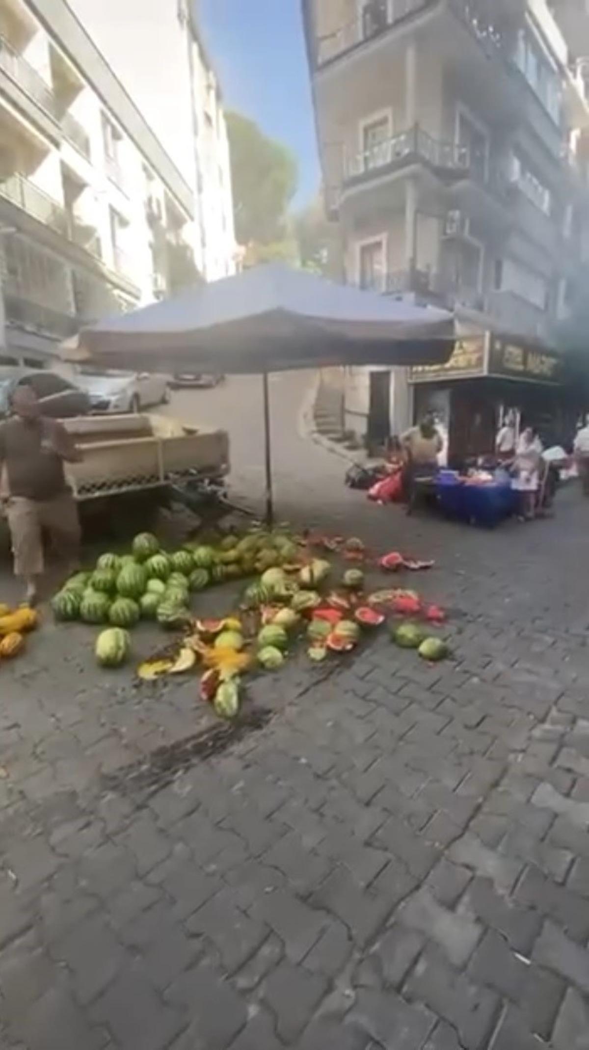 Lüks aracıyla pazara daldı: Tezgahı darmadağın etti 2