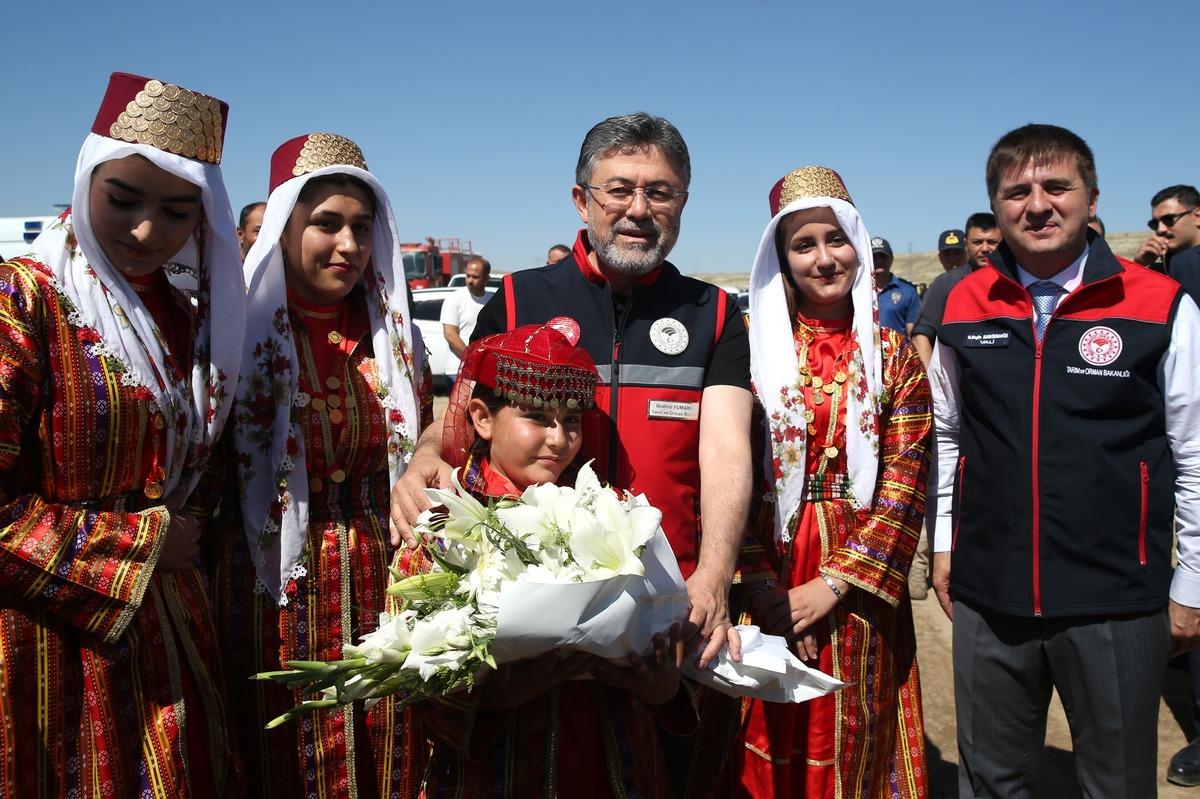 &Ccedil;ift&ccedil;ileri uyardı "R&uuml;zgar bizden yana" diyerek a&ccedil;ıkladı! Bakan Yumaklı: "T&uuml;m zamanların rekorunu kırıyoruz" 3