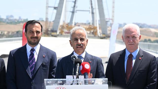 Bakan Uraloğlu, "Başakşehir-Nakkaş Otoyolu"nda incelemelerde bulundu