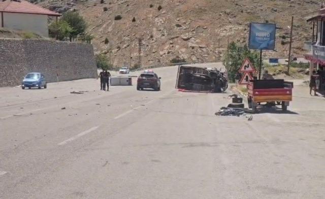 Malatya&rsquo;da iki pikap &ccedil;arpıştı: 3 yaralı 1