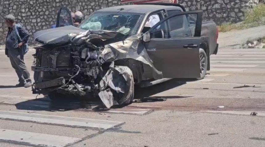Malatya&rsquo;da iki pikap &ccedil;arpıştı: 3 yaralı