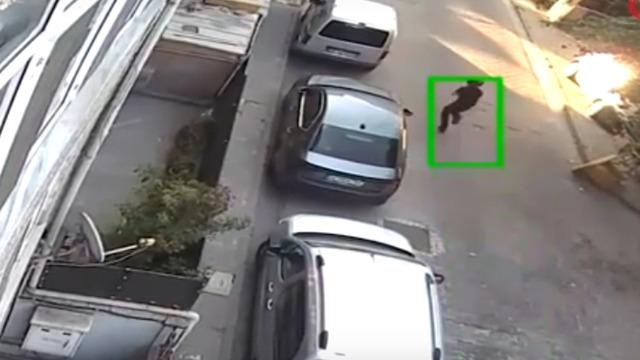 Kanlı pusu! Kasklı saldırgan kurşun yağdırdı, yardım çığlıkları mahalleyi inletti