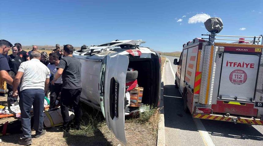Van&rsquo;da ara&ccedil;lar &ccedil;arpıştı: 8 yaralı