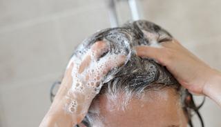 G&uuml;&ccedil;l&uuml; ve parlak sa&ccedil;ın sırrı belli oldu: İtalyan usul&uuml; sa&ccedil; yıkama