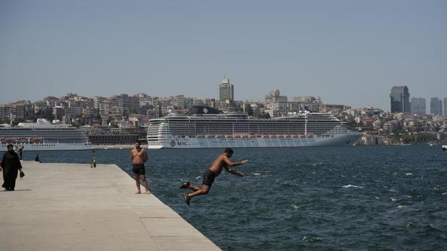 İstanbul'da sıcak hava bunalttı: Kimi denizde serinledi kimi gölgelik alanda dinlendi