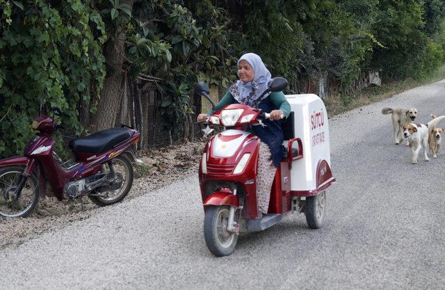 Motosikletiyle süt servisi yapıyor