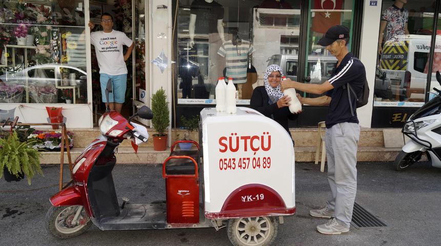 Motosikletiyle s&uuml;t servisi yapıyor