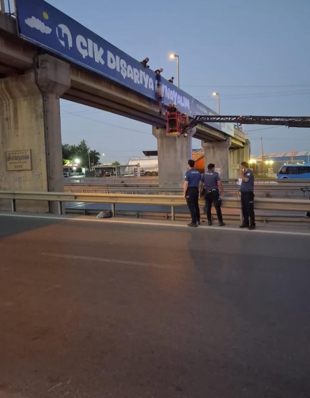 Kocaeli de korkunç olay! Yarı çıplak üst geçitte asılı halde bulundu 1