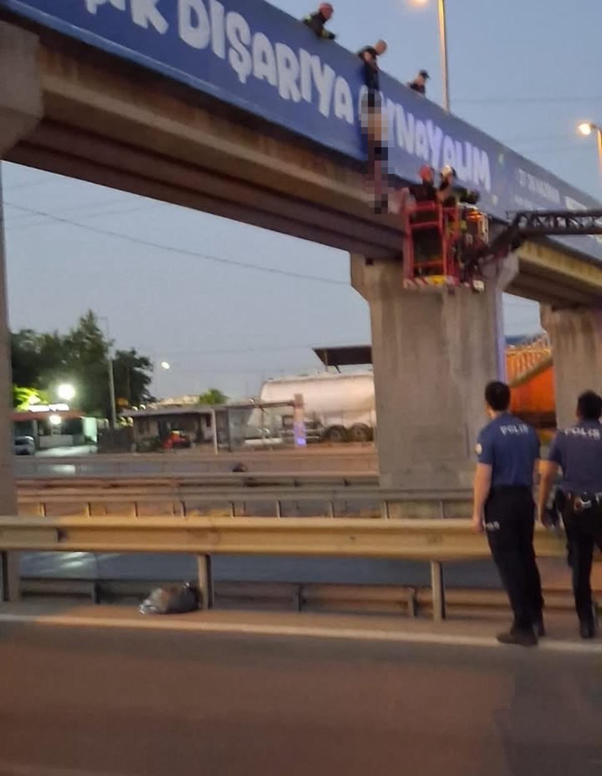 Kocaeli de korkunç olay! Yarı çıplak üst geçitte asılı halde bulundu 2