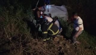 Kırıkhan&rsquo;da kamyonet şarampole u&ccedil;tu: 3 yaralı