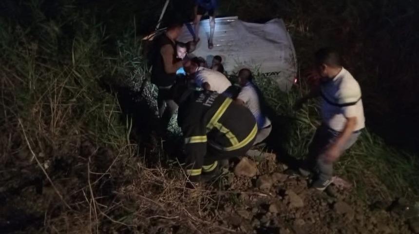 Kırıkhan&rsquo;da kamyonet şarampole u&ccedil;tu: 3 yaralı