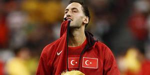 Hakan &Ccedil;alhanoğlu'ndan milli takım d&ouml;n&uuml;ş&uuml; flaş karar!