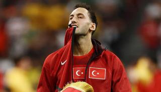 Hakan &Ccedil;alhanoğlu'ndan milli takım d&ouml;n&uuml;ş&uuml; flaş karar!