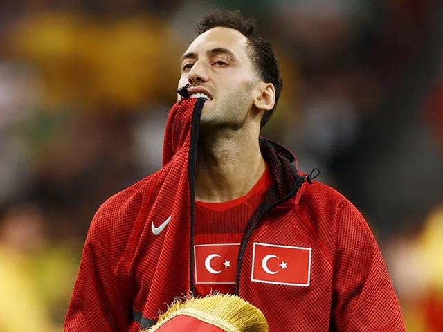 Hakan &Ccedil;alhanoğlu'ndan milli takım d&ouml;n&uuml;ş&uuml; flaş karar!