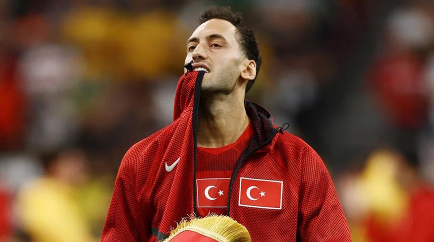 Hakan &Ccedil;alhanoğlu'ndan milli takım d&ouml;n&uuml;ş&uuml; flaş karar!