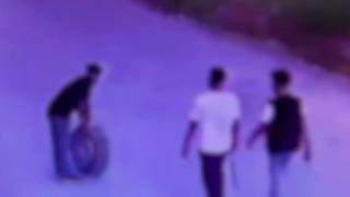 Gece yarısı aracın lastiği patlayınca başka aracın yedek lastiğini çaldılar: O anlar kamerada