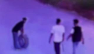 Gece yarısı aracın lastiği patlayınca başka aracın yedek lastiğini &ccedil;aldılar: O anlar kamerada