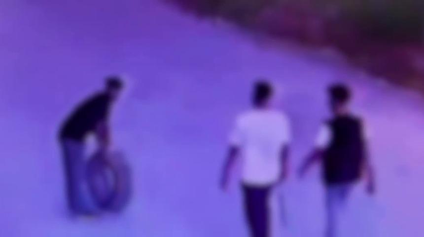 Gece yarısı aracın lastiği patlayınca başka aracın yedek lastiğini &ccedil;aldılar: O anlar kamerada