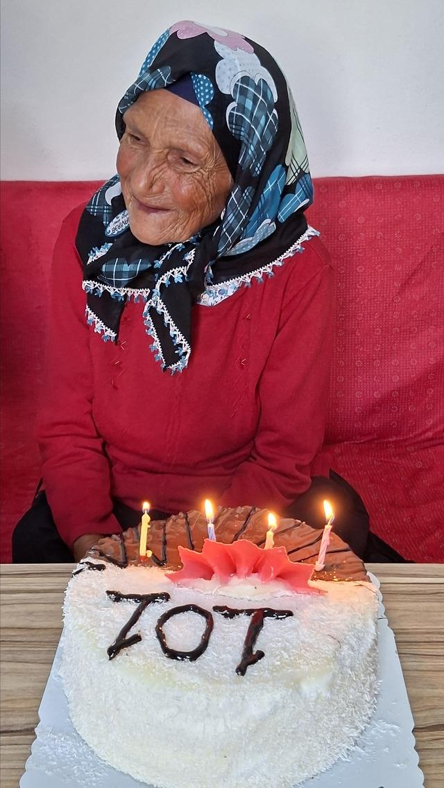 Samsun da 101 yaşına giren kadına sürpriz doğum günü kutlaması 3