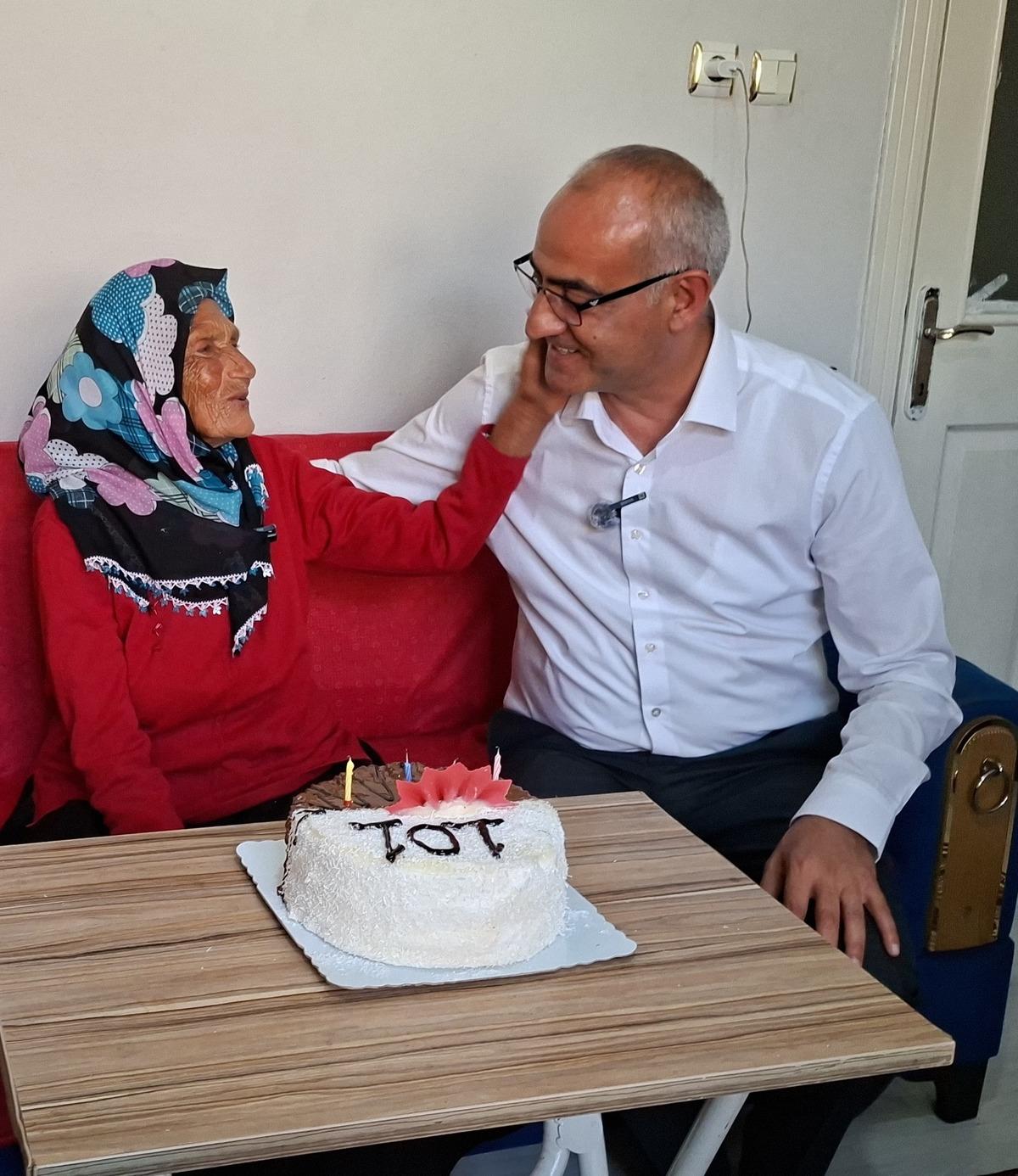 101 yaşında bir ilk yaşadı! Ayşe ninenin uzun yaşam sırrı ise herkesi şaşırttı 1